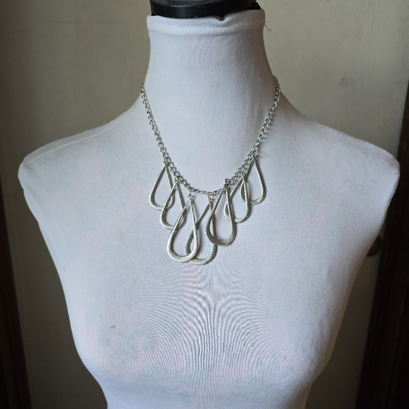Necklace with multiple teardrop shaped pendants textured silver tone - Picture 3 of 10